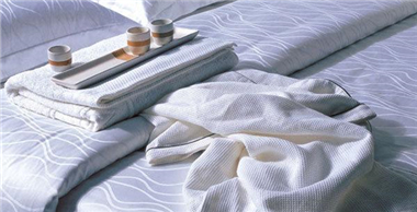 百?gòu)?qiáng)分享去除酒店布草上頑固污漬的技巧